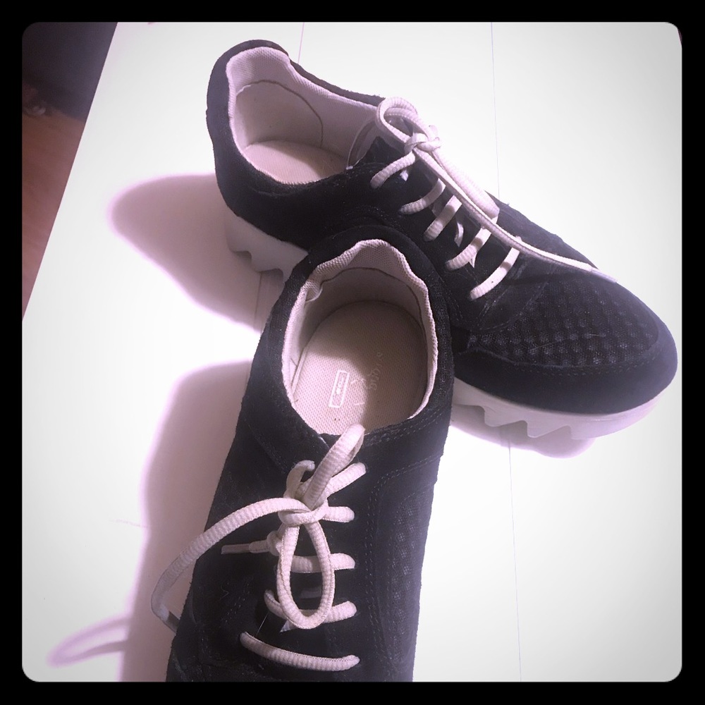 Gym shoes